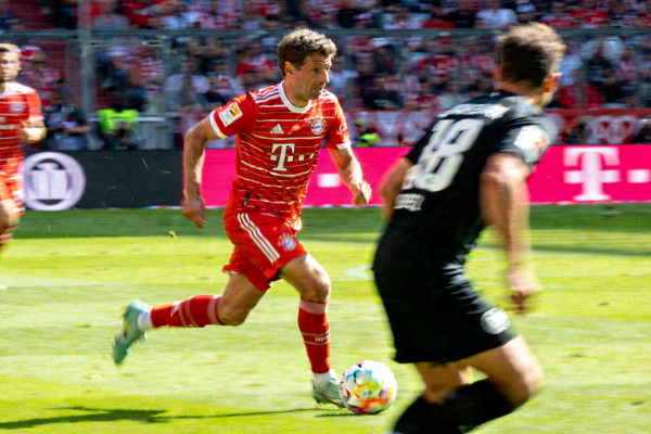 德甲联赛拜仁慕尼黑球员带球突破画面